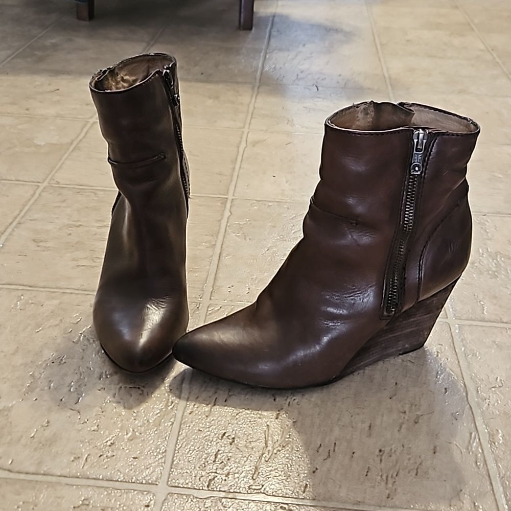 Frye Regina Seam wedge ankle boot size 8